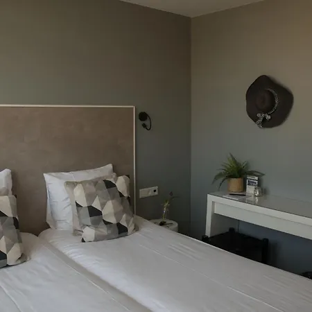 Aan Zee Hotel 3*